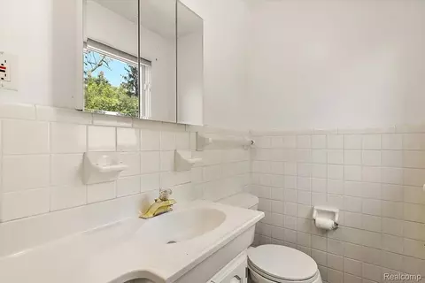 Bath - 1754 Ruby Ave, Rochester Hills, MI 48309 photo 1 of 5