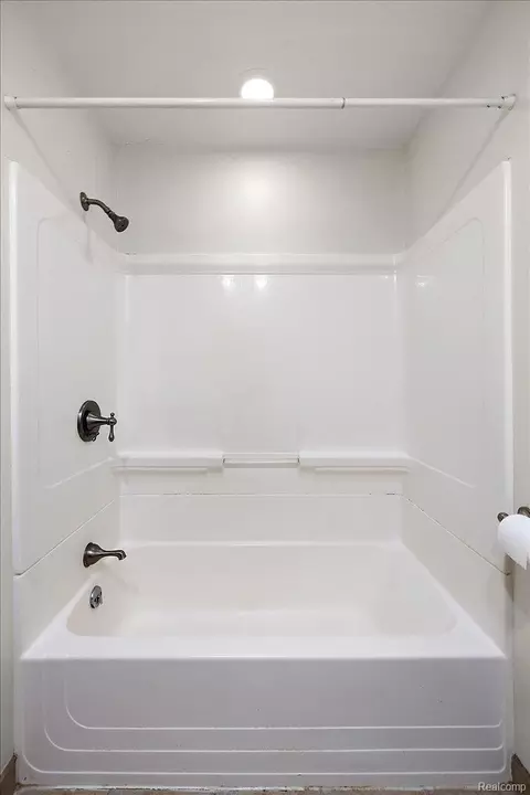 Bath - 1754 Ruby Ave, Rochester Hills, MI 48309 photo 5 of 5