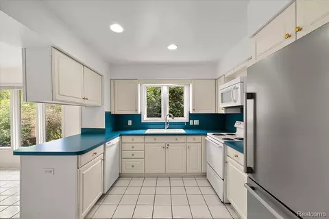 Kitchen - 1754 Ruby Ave, Rochester Hills, MI 48309 photo 2 of 4