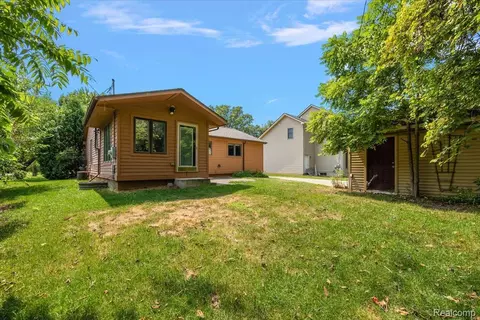 Exterior - 1754 Ruby Ave, Rochester Hills, MI 48309 photo 3 of 6