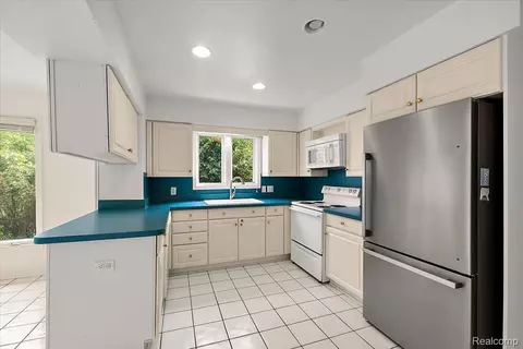 Kitchen - 1754 Ruby Ave, Rochester Hills, MI 48309 photo 3 of 4