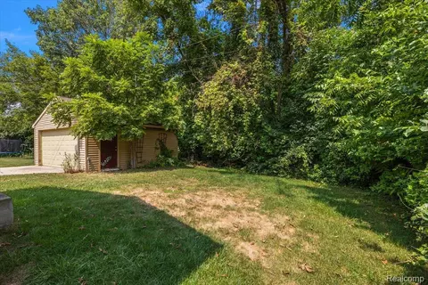 Exterior - 1754 Ruby Ave, Rochester Hills, MI 48309 photo 5 of 6