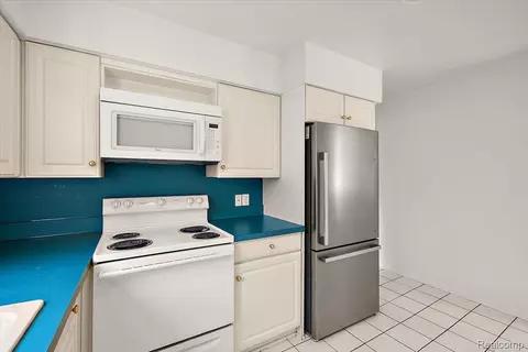 Kitchen - 1754 Ruby Ave, Rochester Hills, MI 48309 photo 4 of 4