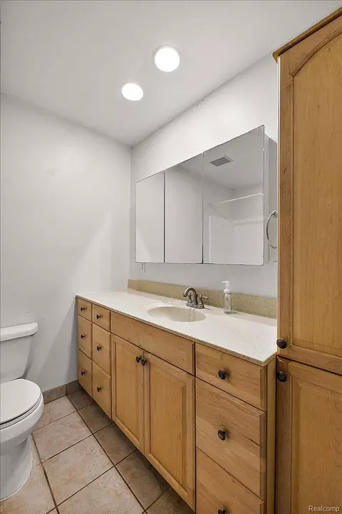 Bath - 1754 Ruby Ave, Rochester Hills, MI 48309 photo 4 of 5