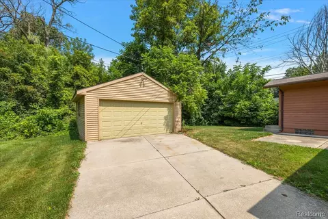 Exterior - 1754 Ruby Ave, Rochester Hills, MI 48309 photo 4 of 6