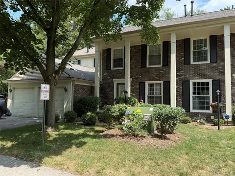 1079 Paint Creek Ln #379, Rochester Hills, MI 48306