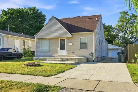 8781 Albany St, Oak Park, MI 48237