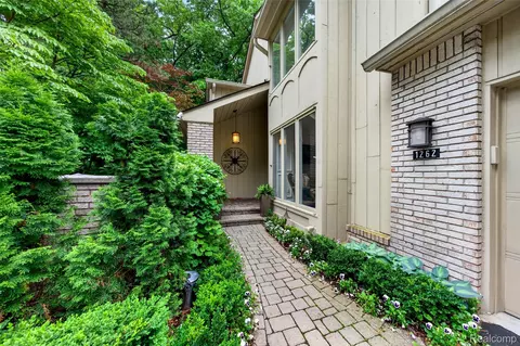 1262 Woodcrest Cir, Bloomfield Hills, MI 48304