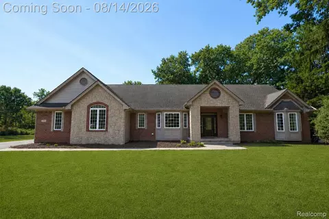 372 Hunters Ridge Dr, Brandon, MI 48462