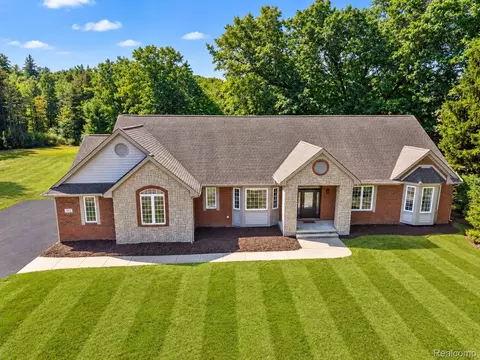 372 Hunters Ridge Dr, Brandon, MI 48462