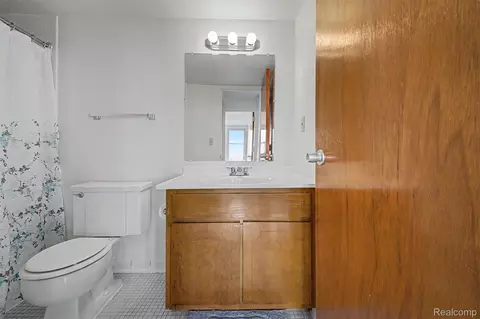 Bath - 22700 Garrison St #707, Dearborn, MI 48124 photo 2 of 3
