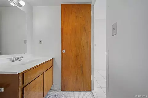 Bath - 22700 Garrison St #707, Dearborn, MI 48124 photo 3 of 3