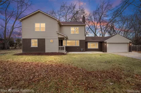17348 Hilton St, Southfield, MI 48075