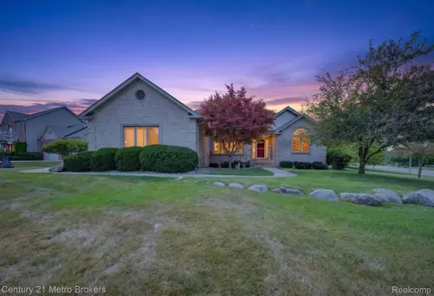 5520 Green Bank Dr, Grand Blanc, MI 48439