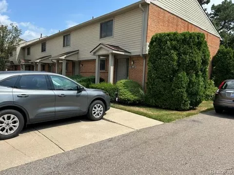 3868 Old Creek Rd, Troy, MI 48084