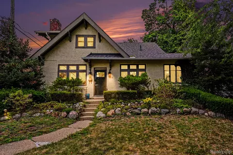 1 Kensington Blvd, Pleasant Ridge, MI 48069