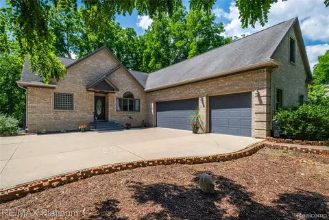 13268 Harborview Dr, Fenton, MI 48451