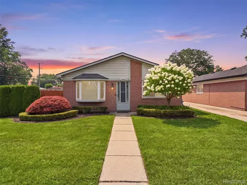 23708 Talbot St, Saint Clair Shores, MI 48082