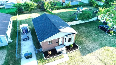 22100 Pleasant St, Saint Clair Shores, MI 48080
