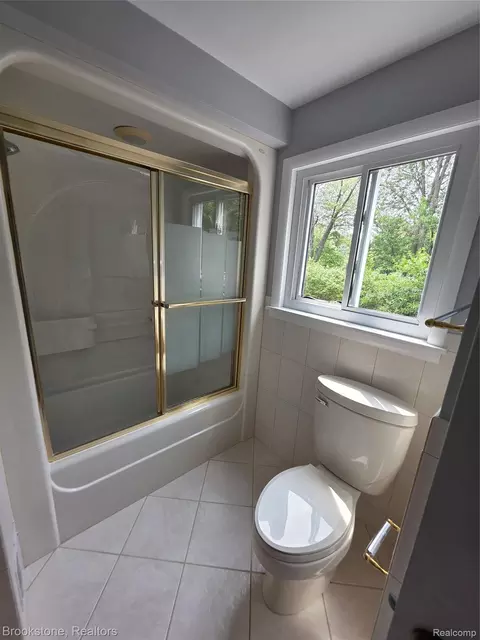 Bath - 1243 Pickwick Pl, Flint, MI 48507 photo 1 of 2