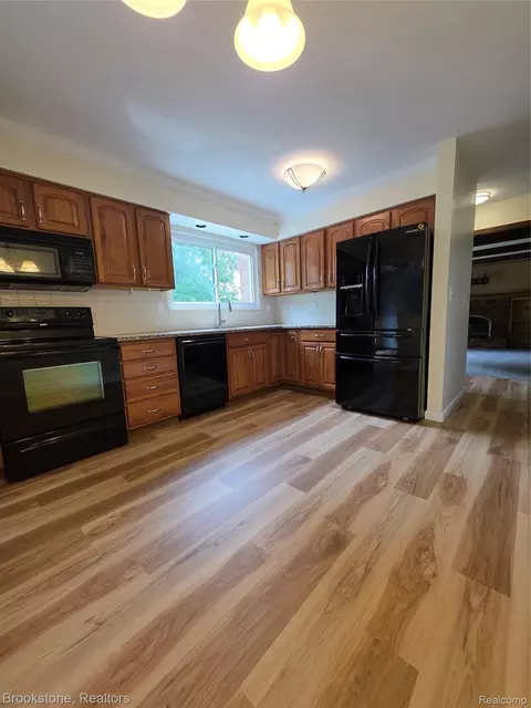 Kitchen - 1243 Pickwick Pl, Flint, MI 48507 photo 2 of 2