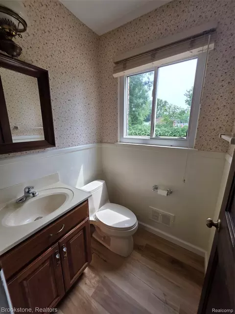 Bath - 1243 Pickwick Pl, Flint, MI 48507 photo 2 of 2