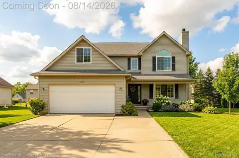 1266 Theresa Dr, Fenton, MI 48430
