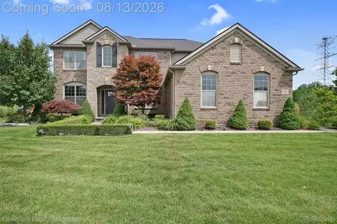 915 Appleton Ct, Oakland, MI 48363
