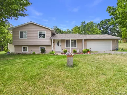 4411 Huckleberry Cir, Deerfield, MI 48421
