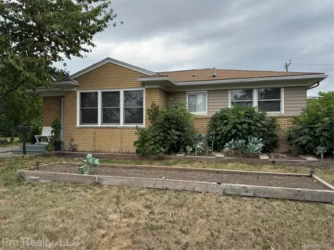 17028 W 13 Mile Rd, Beverly Hills, MI 48025