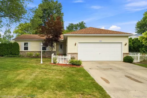 3282 Sapphire Ln, Fort Gratiot, MI 48059