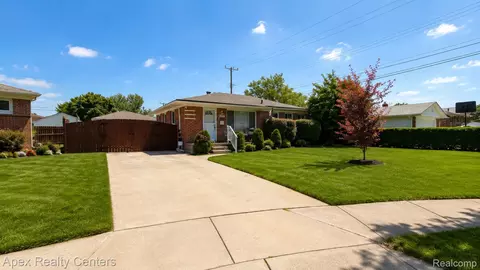 634 Michelle Ct, Garden City, MI 48135