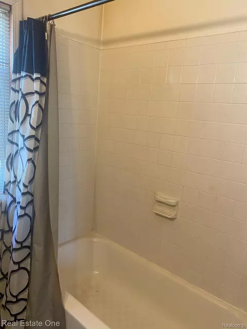 Bath - 3565 Niagara St, Wayne, MI 48184 photo 2 of 3