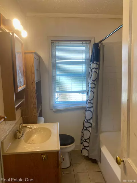 Bath - 3565 Niagara St, Wayne, MI 48184 photo 1 of 3