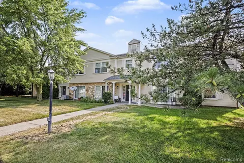 833 Bloomfield Village Blvd #G, Auburn Hills, MI 48326