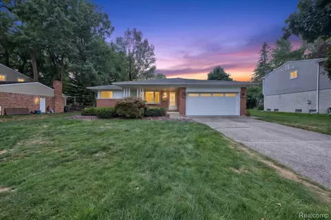 33237 Hampshire Rd, Livonia, MI 48154