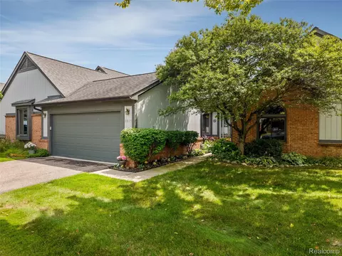 2815 Lochmoor Blvd, Lake Orion, MI 48360