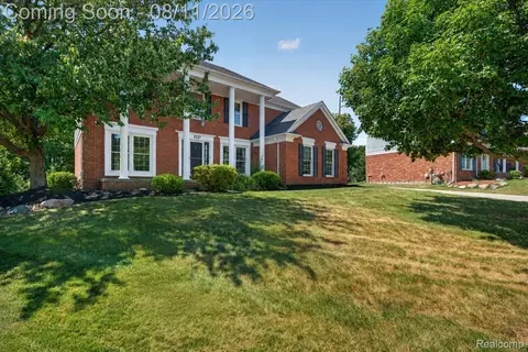 1727 Hillcrest Dr, Rochester Hills, MI 48306