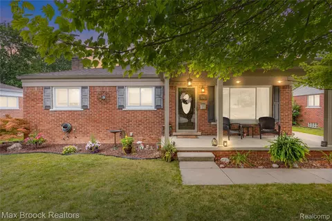 2741 Longmeadow Dr, Trenton, MI 48183