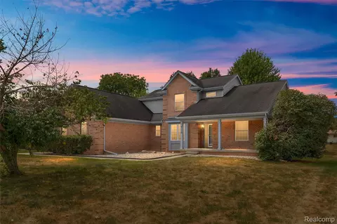 9110 Old Oak Dr, Grand Blanc, MI 48439