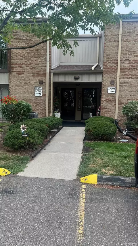 17905 University Park Drive Dr #99, Livonia, MI 48152