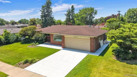 26327 Woodworth Cir, Dearborn Heights, MI 48127