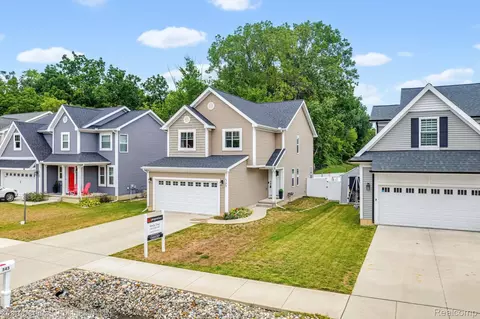 545 S Winding Dr, Waterford, MI 48328