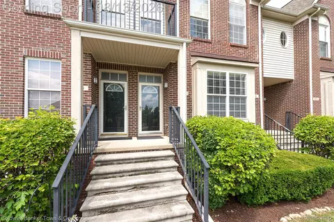 862 Summerfield Dr, Westland, MI 48185