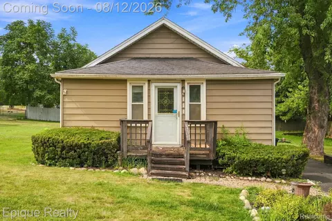 4860 Lakeview Ave, West Bloomfield, MI 48324