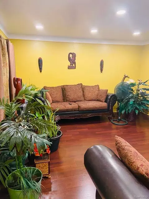 Living - 24775 Cunningham Ave, Warren, MI 48091 photo 1 of 2