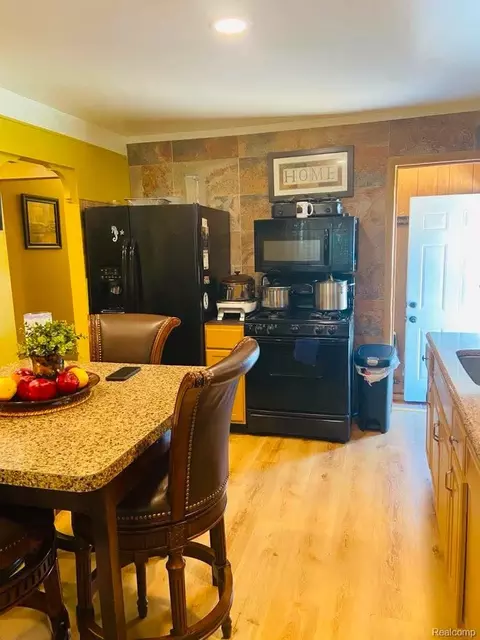 Kitchen - 24775 Cunningham Ave, Warren, MI 48091 photo 2 of 5