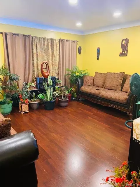 Living - 24775 Cunningham Ave, Warren, MI 48091 photo 2 of 2
