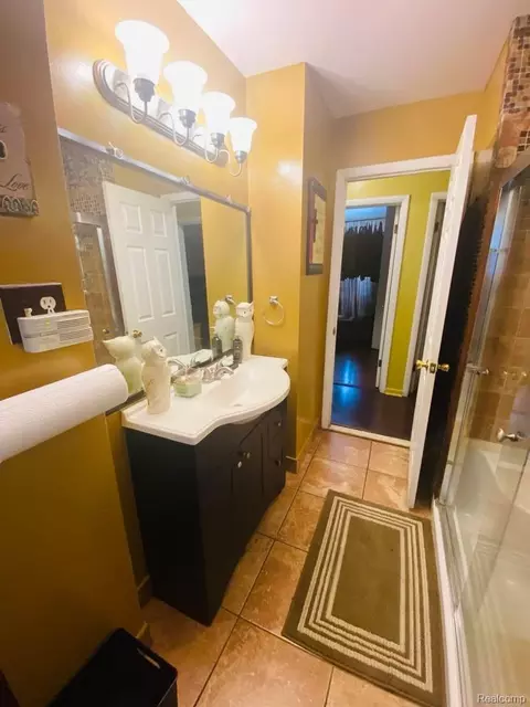 Bath - 24775 Cunningham Ave, Warren, MI 48091 photo 4 of 4