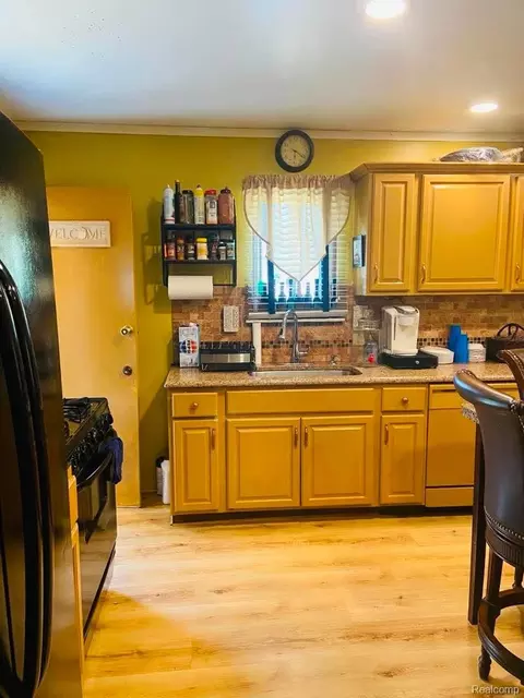 Kitchen - 24775 Cunningham Ave, Warren, MI 48091 photo 4 of 5